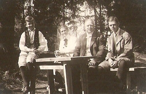 Olsén Erik och Tora med sönerna Per och Lars